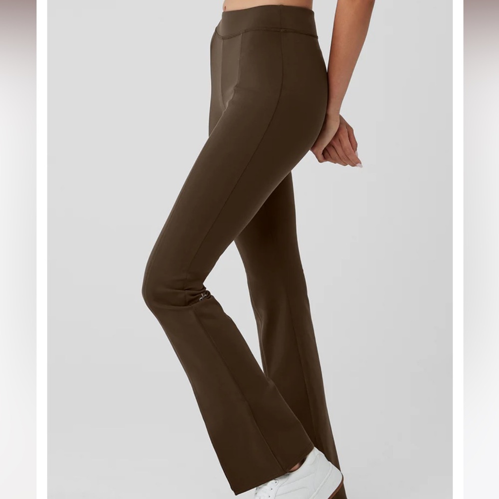 Alo Yoga Airbrush High-Waist Flutter Legging - Picture 3 of 10